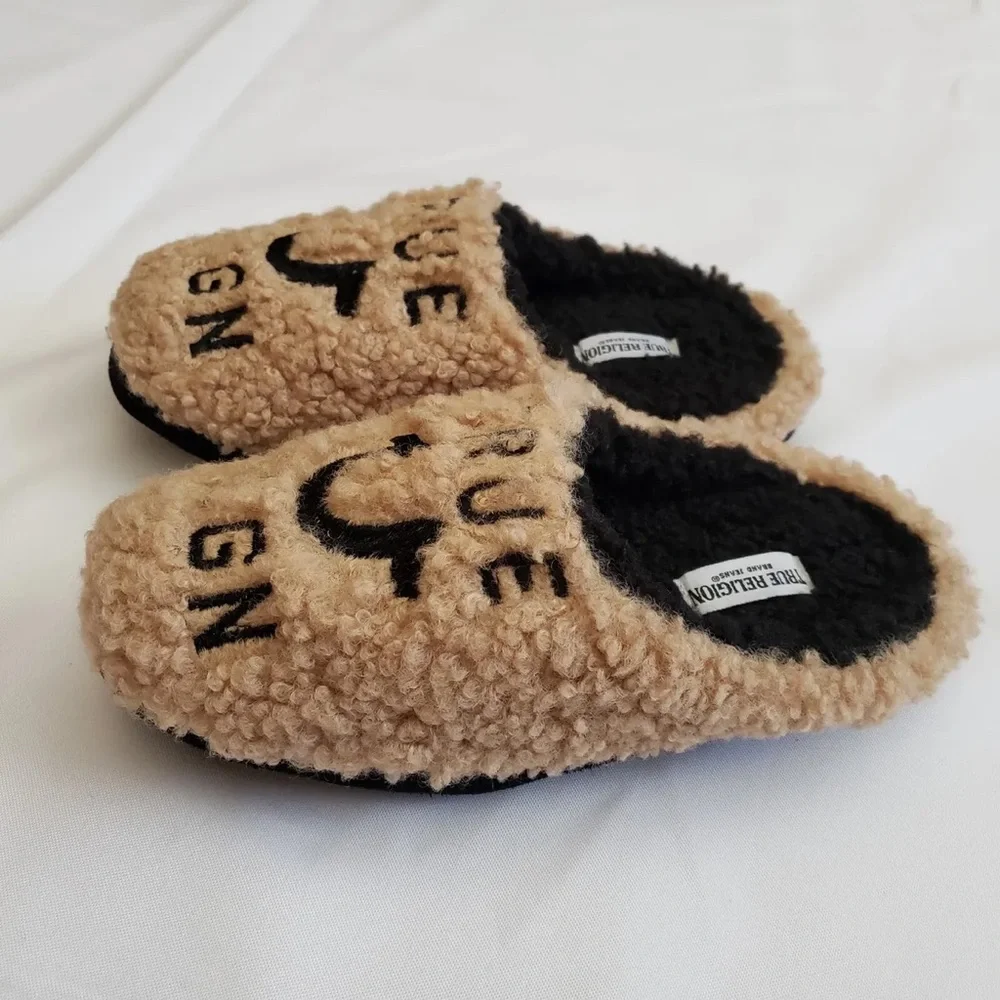 TRUE RELIGION men’s Faux Shearling Slippers Camel Beige Black